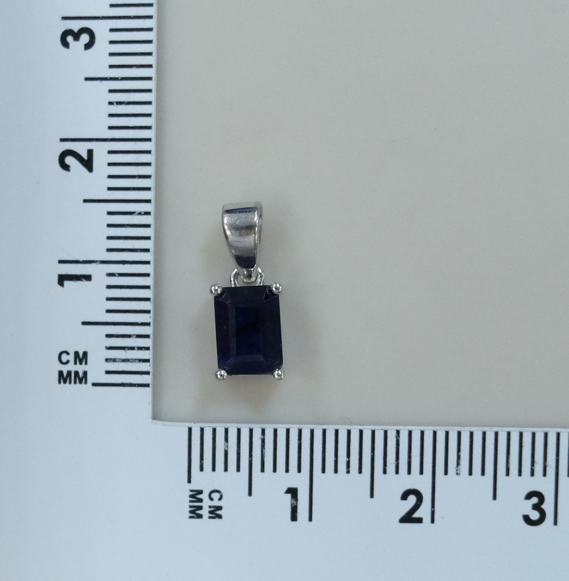Серебряная подвеска с сапфиром